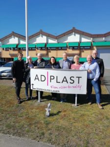 bild på de som var med vid företagsbesöket hos AD Plast