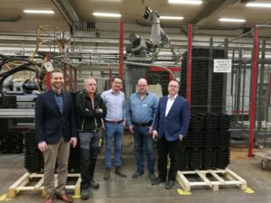 bild på de som var med vid företagsbesöket hos Plastinject