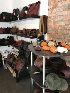 Väskor, börsar och plånböcker inne i Kallfeldts läder.