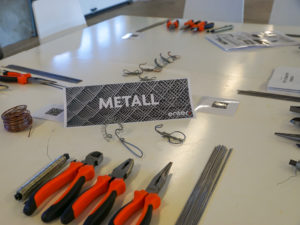 Ett bord med metalltråd för deltagare att böja tråd