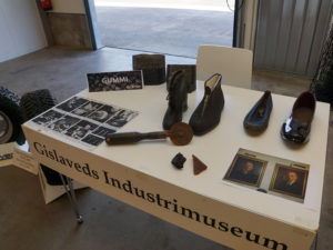 Gislaveds Industrimuseums bord med gamla gummiprodukter.