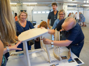 En grupp försöker montera ihop en trästol