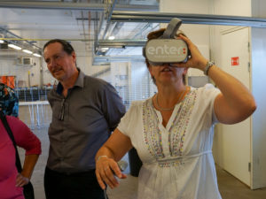 En kvinna står med ett par VVR glasögon på sig.