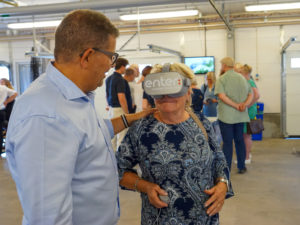 En kvinna står med ett par VVR glasögon på sig.